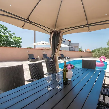 Elegant Jure With Private Pool Willa