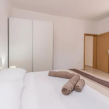 Elegant Jure With Private Pool * Policnik
