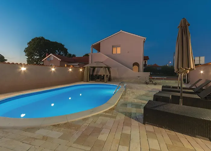 Elegant Jure With Private Pool Policnik