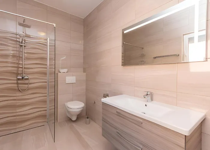 Elegant Jure With Private Pool