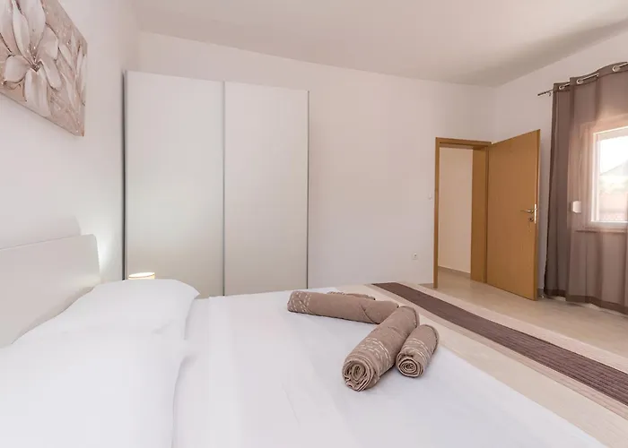 Elegant Jure With Private Pool * Policnik