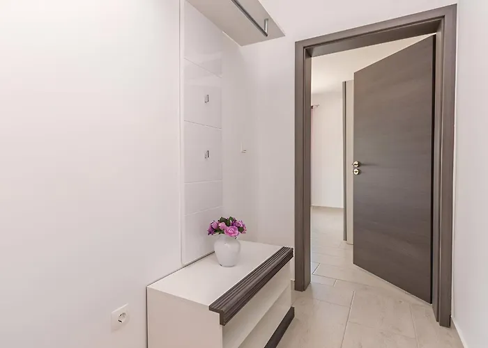 Elegant Jure With Private Pool Policnik