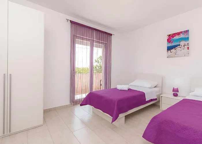 Elegant Jure With Private Pool *