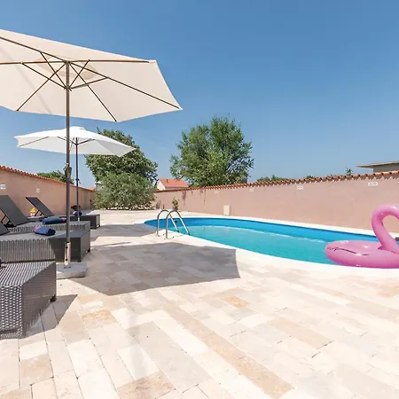 别墅 Elegant Jure With Private Pool