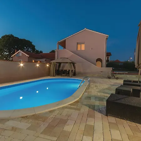 Elegant Jure With Private Pool Policnik