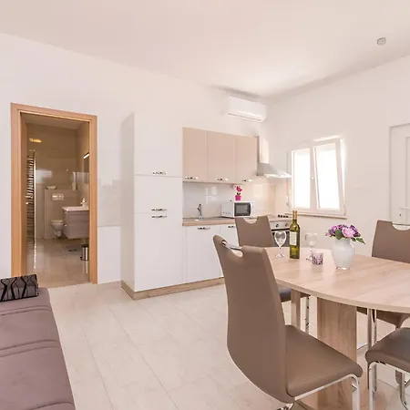 Elegant Jure With Private Pool *