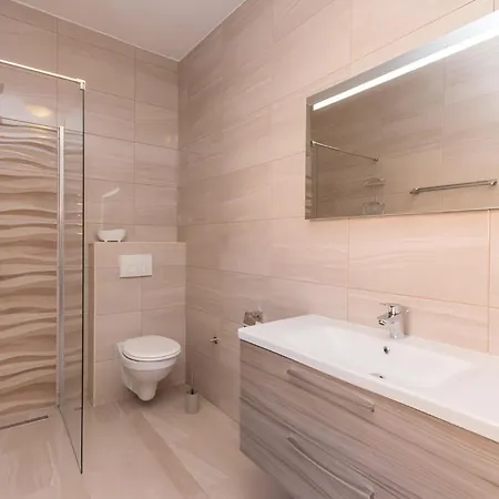Elegant Jure With Private Pool