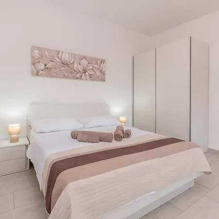 Elegant Jure With Private Pool 别墅 Policnik