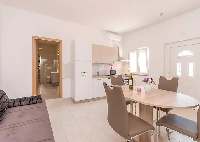 Elegant Jure With Private Pool *