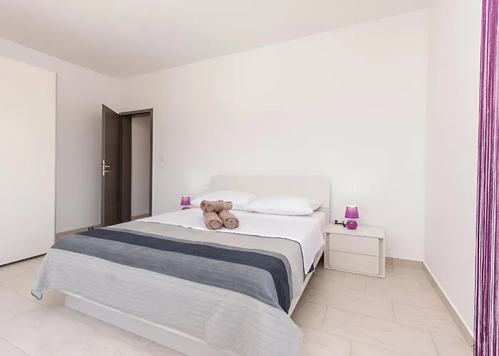 Elegant Jure With Private Pool Policnik